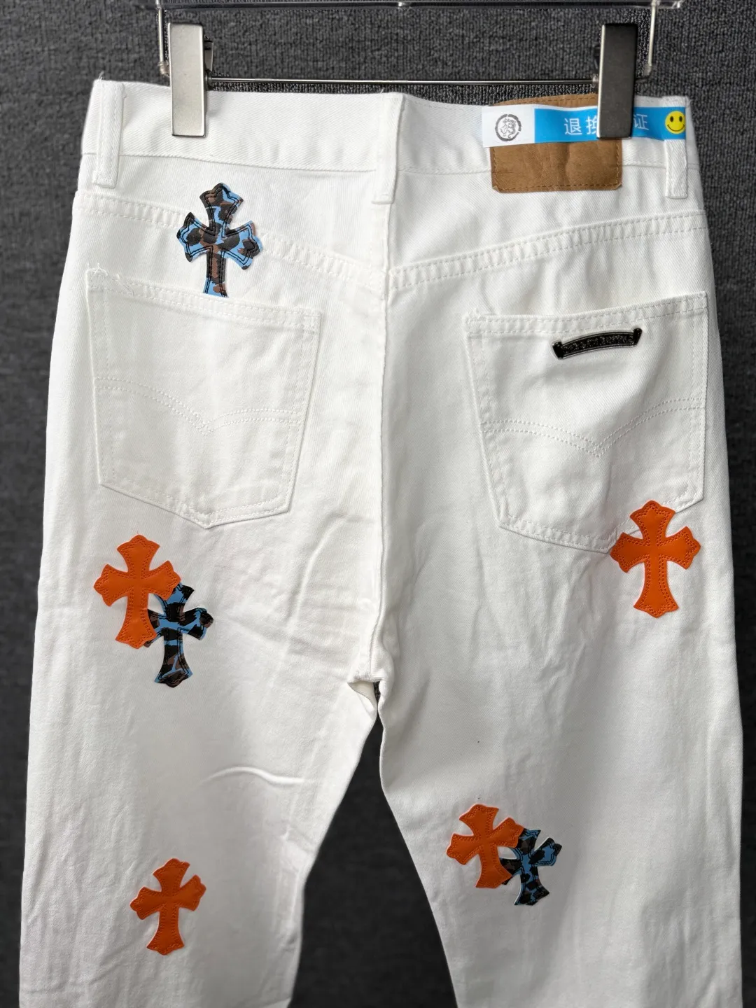 P260 💰 (Top version) Chrome Hearts/Chrome Hearts Classic white and orange cow series colored leather cross washed color fabric unisex denim trousers Vibe style straight stacked god-level version Carbon fine bias denim color cloth Old vintage full set of hardware - Chrome Hearts white cow series The high version uses high-ounce custom fabrics, fermentation washing and soft color fixation, soft and thick to wear. The details are all made by hand-polished craftsmanship. All-over printed jacquard fabric Unique design style. Through multiple processes to create a full retro feel. Unique niche non-contrast shirt. Customized distressed spray-painted buttons. Craftsmanship in every detail. Color: white and orange. Size: 28-30-32-34 (corresponding to S-M-L-XL)